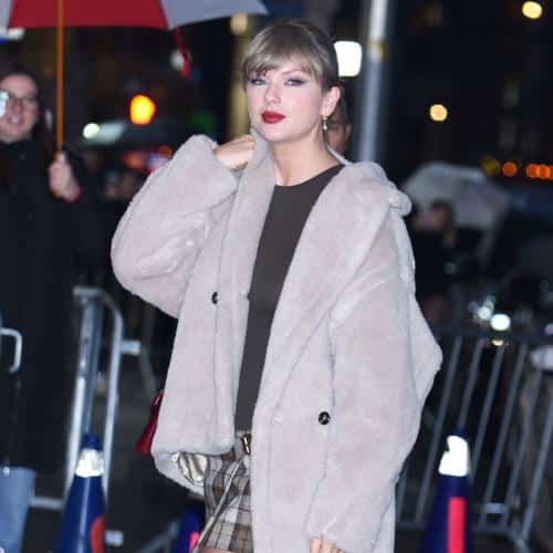 Taylor Swift rend hommage à son père en faisant un don d'un million de dollars à une œuvre caritative