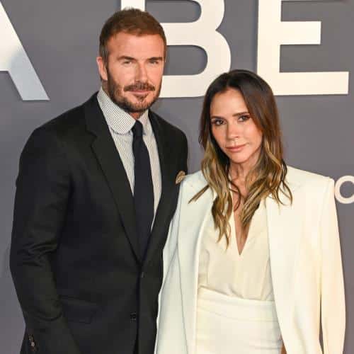 Victoria Beckham confirme son nouveau titre après que son mari David ait été fait chevalier
            


