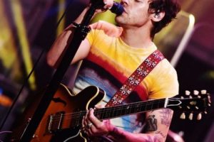 Harry Styles domine les charts alors que James Blake atteint un sommet en carrière