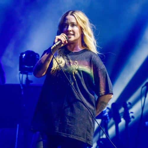 Alanis Morissette remplace Neil Young au State Fayre Festival
            

