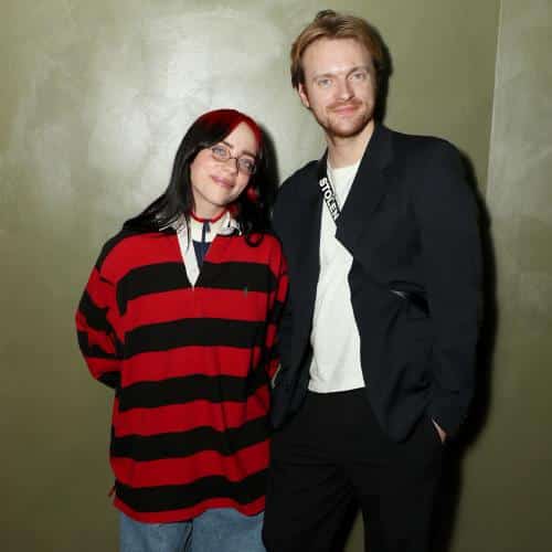 Finneas répond aux critiques du discours des Grammys de Billie Eilish
            

