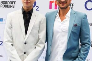 Peter Andre a exhorté son fils Junior Andre à ne pas se précipiter pour devenir musicien