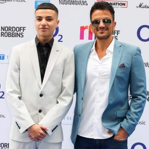 Peter Andre a exhorté son fils Junior Andre à ne pas se précipiter pour devenir musicien
            


