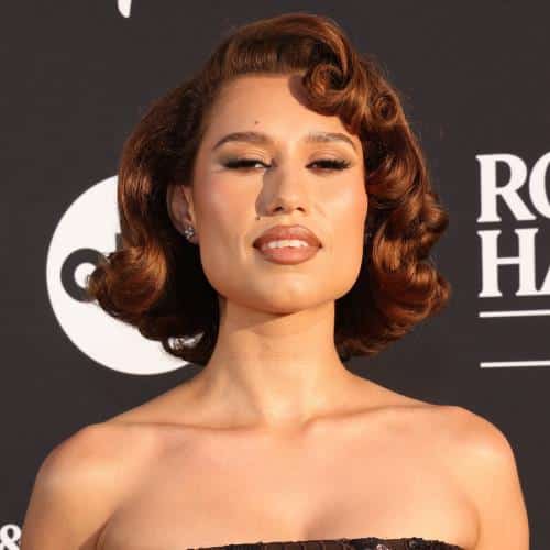 Raye admet qu'elle est devenue «plus solitaire» depuis qu'elle est devenue célèbre
            

