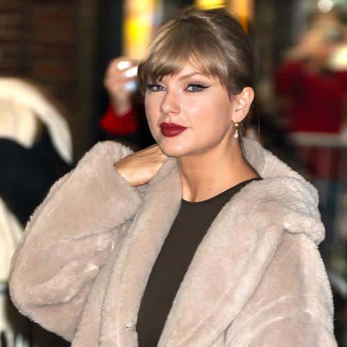 Taylor Swift recrute d'autres invités du Graham Norton Show pour le clip d'Opalite
            


