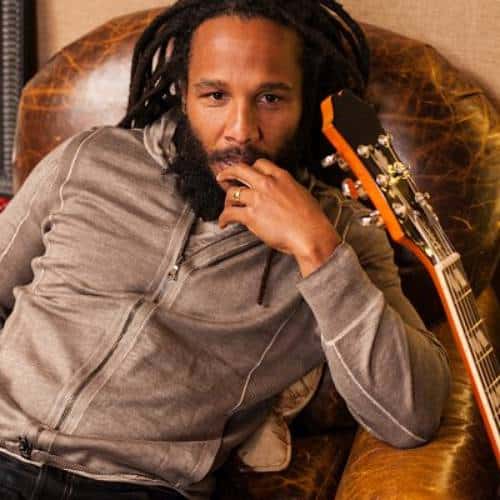 Ziggy Marley rend hommage à son père à l'occasion de son 81e anniversaire avec "Many Mourn For Bob"
            

