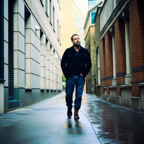 Alfie Boe troque ses airs contre de la nostalgie indépendante alors qu'il rend hommage à Mani sur son nouveau single
            

