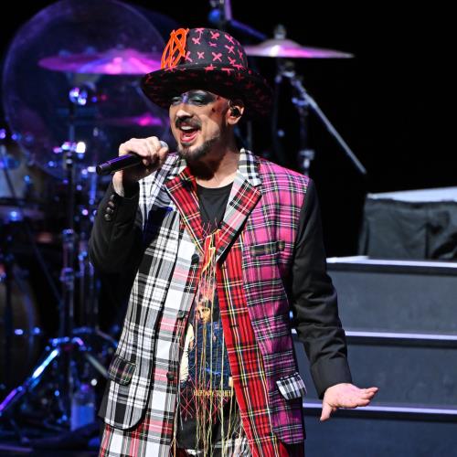 Boy George dit à Chappell Roan de « se remonter le moral » après sa rencontre avec les paparazzi
            

