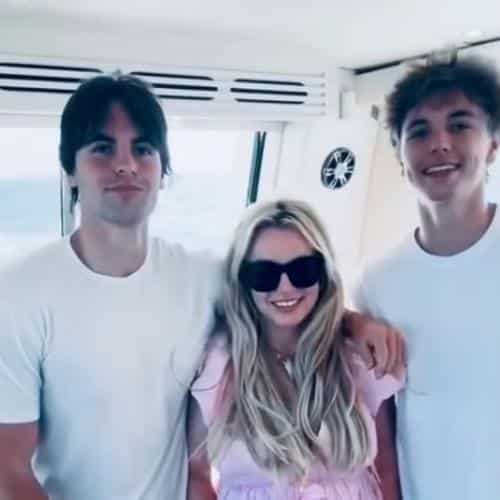 Britney Spears retrouve ses deux fils pour un rare voyage en famille
            

