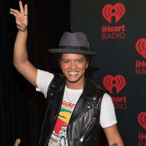 Bruno Mars nie avoir aimé un post qualifiant Taylor Swift de "sans talent"
            

