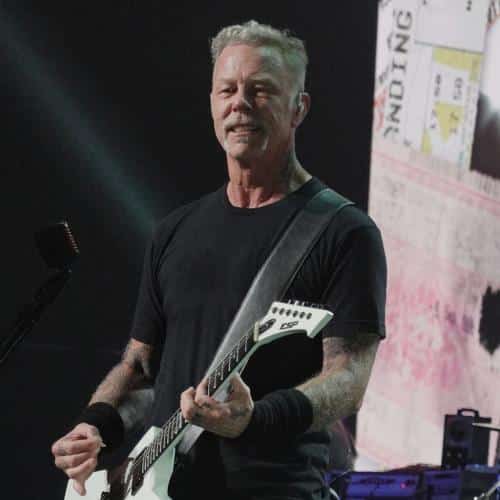 James Hetfield de Metallica propose sous l'eau lors d'une plongée avec les requins
            

