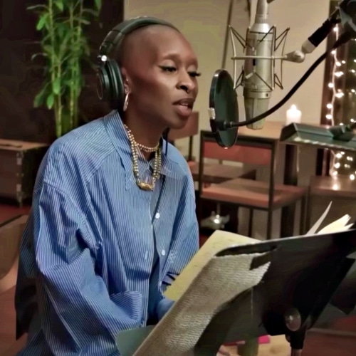 "Je l'ai testé" : Cynthia Erivo attribue au "yacht rock" la baisse de sa fréquence cardiaque avant Dracula
            

