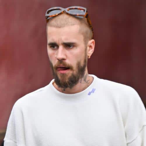 Justin Bieber jette une bouteille d'eau sur les paparazzi
            

