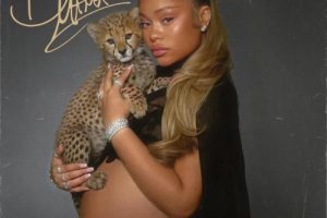 Latto annonce sa grossesse sur la couverture de son nouvel album Big Mama