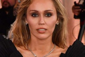 Miley Cyrus pense qu&rsquo;être en tête d&rsquo;affiche du spectacle de la mi-temps du Super Bowl serait « trop de pression »