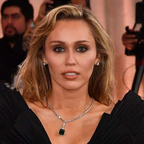 Miley Cyrus pense qu'être en tête d'affiche du spectacle de la mi-temps du Super Bowl serait « trop de pression »
            

