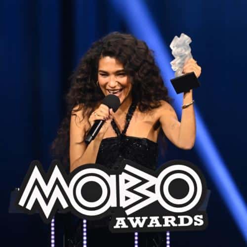 Olivia Dean a volé la vedette et a remporté 3 prix aux MOBO Awards 2026
            

