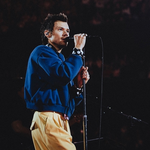 One Night in Manchester : Harry Styles lance Kiss All The Time. Disco, de temps en temps. à Co-op Live
            

