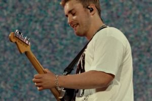 Sam Fender et Olivia Dean récupèrent le trône : Quatrième semaine au numéro 1