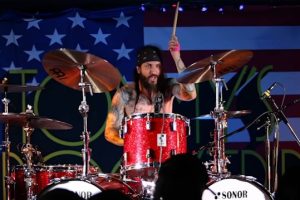 TOMMY CLUFETOS, qui a joué avec OZZY OSBOURNE et BLACK SABBATH : « Je ne me suis pas mis à la batterie pour jouer au Corner Bar »