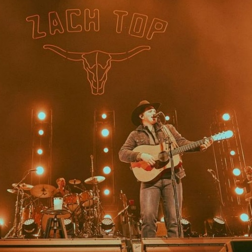 Zach Top, lauréat d'un Grammy, fait ses débuts historiques au Royaume-Uni en tête d'affiche du festival C2C
            

