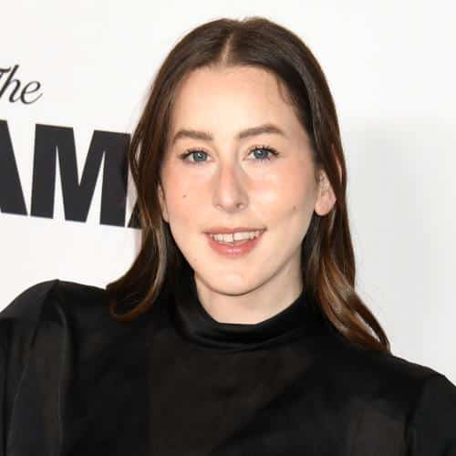 Alana Haim était une « boule d'émotion » en regardant Paul Thomas Anderson remporter ses Oscars
            


