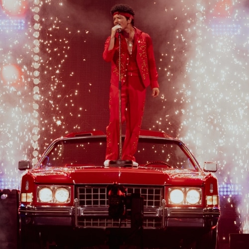 Bruno Mars donne le coup d'envoi de "The Romantic Tour" avec un lancement record à Las Vegas
            

