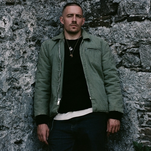 Dermot Kennedy s'apprête à réaliser un triplé dans les charts officiels avec "The Weight of the Woods"
            

