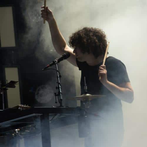 Ilan Rubin brise le silence sur les rumeurs de remaniement des Foo Fighters et d'échange de batteurs
            

