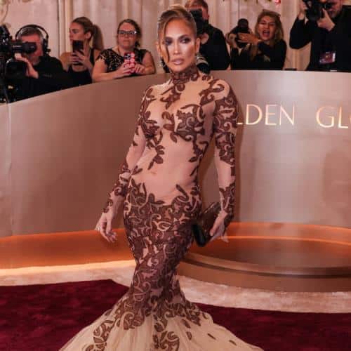 Jennifer Lopez « réécrit tout » après sa performance surprise à Coachella
            

