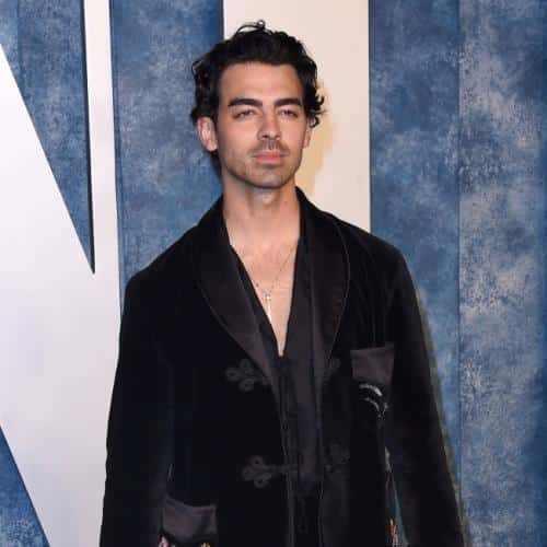 Joe Jonas révèle des « émotions mitigées » lors de la tournée du 20e anniversaire des Jonas Brothers
            

