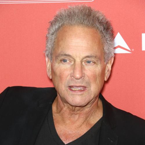 Le harceleur de Lindsey Buckingham prétend qu'elle est sa fille
            

