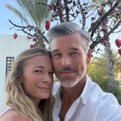 LeAnn Rimes fait allusion à des problèmes familiaux « déchirants » à l'occasion du 15e anniversaire d'Eddie Cibrian
            

