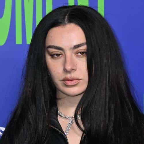 L'équipe de Charli XCX répond en affirmant qu'elle a enregistré des parties des anciennes chansons de Sky Ferreira
            

