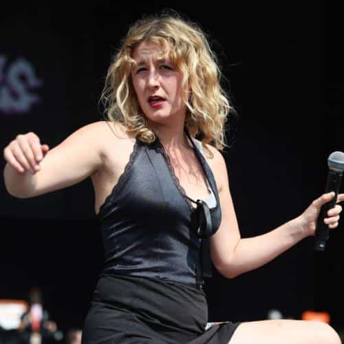 Les Lambrini Girls forcées de quitter Coachella après que le chanteur ait subi une blessure d'horreur
            

