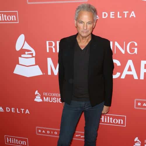 Lindsey Buckingham agressée dans la rue avec une « substance inconnue »
            

