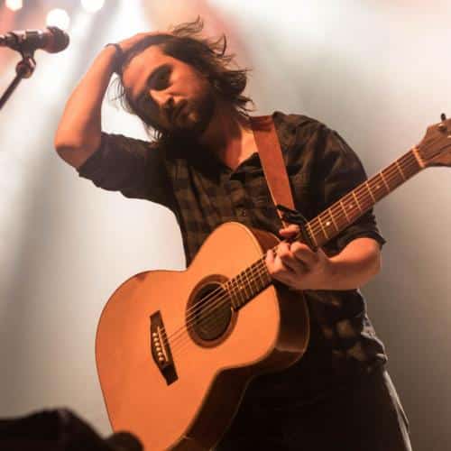 Noah Kahan admet que ses meilleures idées de chansons viennent des toilettes
            

