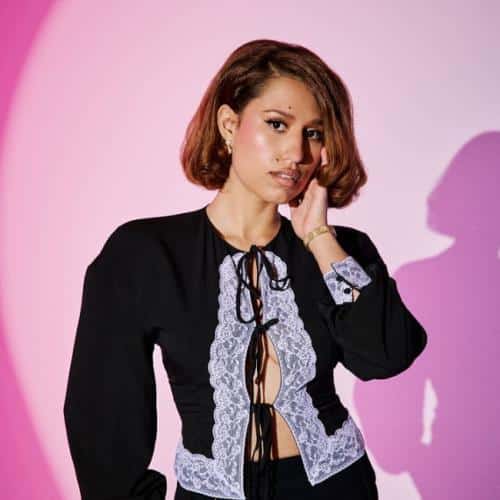 RAYE dit que le nouvel album l'a laissée « épuisée » mais finalement libre
            

