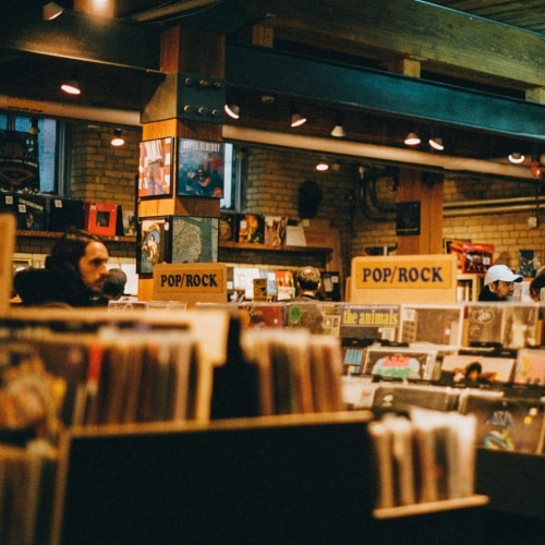 Renouveau du vinyle : les fans font la queue dans tout le Sud-Est pour le Record Store Day 2026
            

