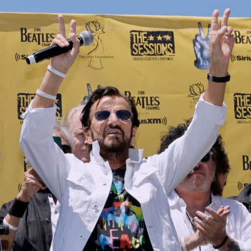 Ringo Starr dit que les membres du groupe des Beatles ont « ri de façon hystérique » lors de ses premières compositions
            

