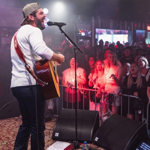 Thomas Rhett donne le coup d'envoi de "Summer of Live" avec une performance surprise à Nashville
            

