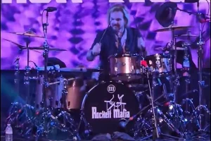 Regarder : THE ROCKETT MAFIA de RIKKI ROCKETT lance une série de spectacles célébrant le 40e anniversaire de « Look What The Cat Dragged In » de POISON