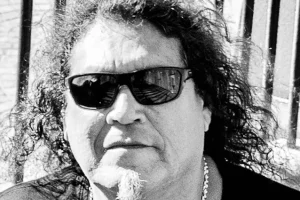 CHUCK BILLY de TESTAMENT explique pourquoi c&rsquo;est le bon moment pour lui de publier ses mémoires