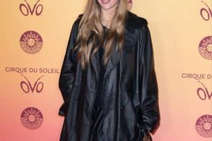 Becky Hill critique à nouveau Jack Whitehall pour l&rsquo;insulte de Wetherspoon Whitney