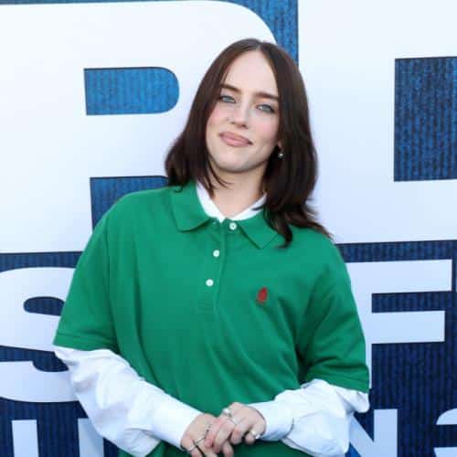 Billie Eilish défend la « culture du téléphone » lors des concerts et taquine son nouvel album : « Nous y sommes plongés »
            

