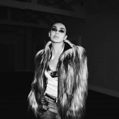 Charli XCX canalise la rock star qui sommeille en elle dans le clip Rock Music alors qu'elle joue avec un son post-Brat
            

