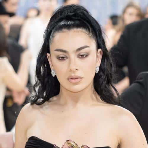 Charli XCX n'a ​​ressenti « aucun contrôle » lorsqu'il a joué pour la première fois
            

