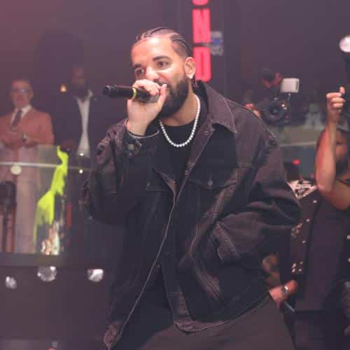 Drake établit un record en tant que premier artiste à occuper les trois premières places des charts d'albums
            

