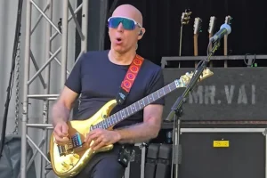 JOE SATRIANI dit qu&rsquo;il a passé des heures à regarder des vidéos YouTube d&rsquo;autres guitaristes jouant des parties d&rsquo;EDDIE VAN HALEN tout en préparant la tournée « The Best Of All Worlds »