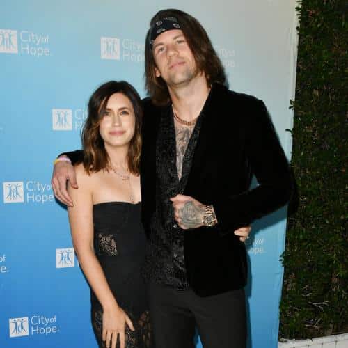 La femme du leader de Beartooth, Caleb Shomo, soutient son coming-out
            

